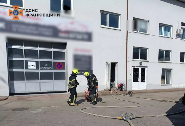 У Франківську трапилася пожежа в двоповерховій будівлі: евакуювали людину 11 5328055631501974966