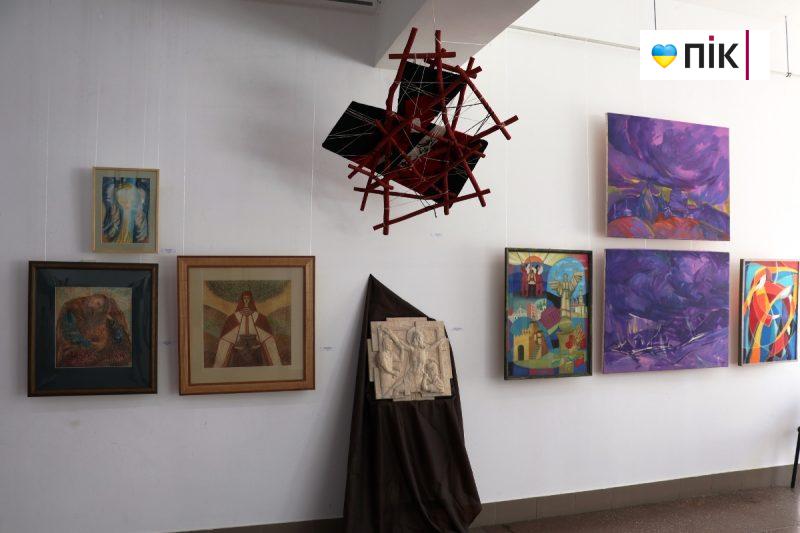 Люди Прикарпаття: на виставці франківських художників до Дня Незалежності (ФОТО) 12 7 4 scaled