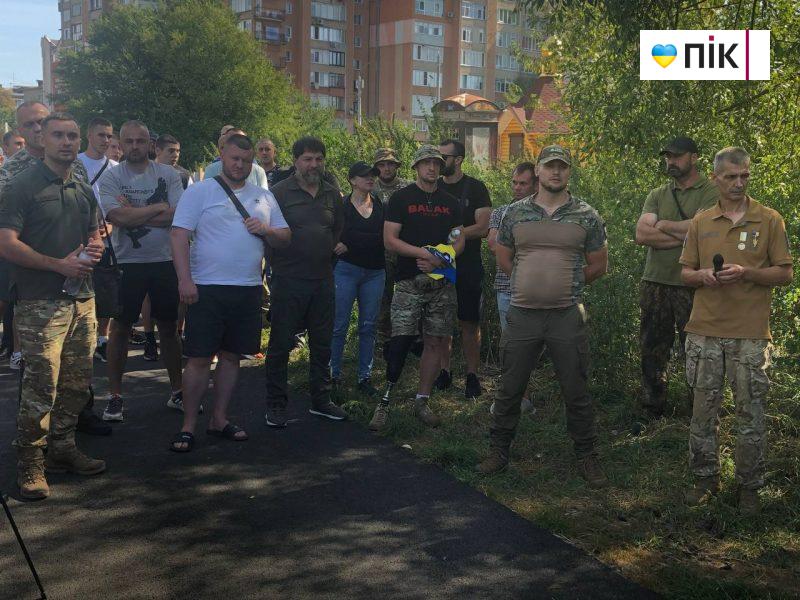 Військові зібралися на акцію щодо створення у Франківську реабілітаційного центру (ФОТО) 3 8 5 scaled