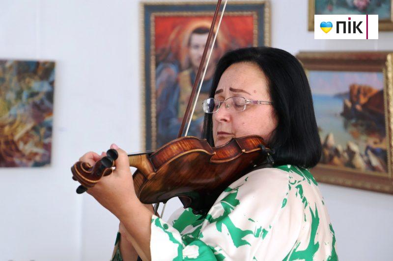 Люди Прикарпаття: на виставці франківських художників до Дня Незалежності (ФОТО) 6 9 2 scaled