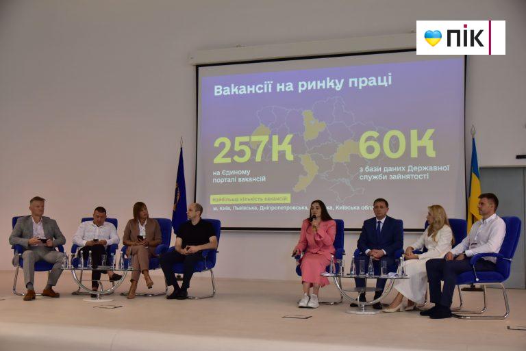 Як розв'язати проблему кадрів в Україні: в Одесі відбувся регіональний форум (ФОТО) 6 DSC 7861