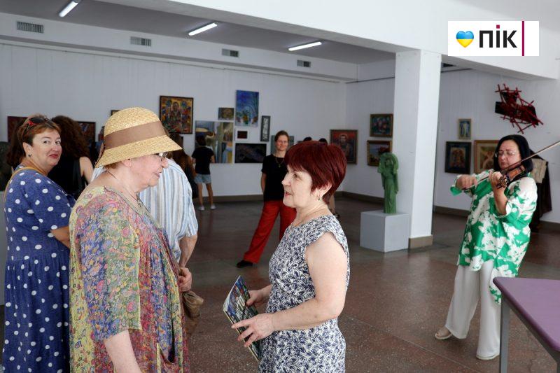 Люди Прикарпаття: на виставці франківських художників до Дня Незалежності (ФОТО) 31 IMG 0934 2 1 scaled