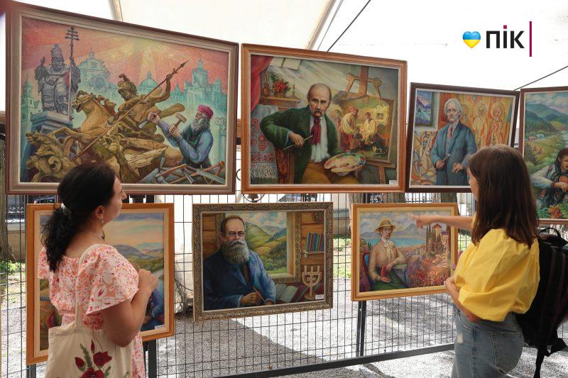 Люди Прикарпаття: на виставці художника Івана Гавриліва "Видатні постаті України" (ФОТО) 13 IMG 2655 2 scaled