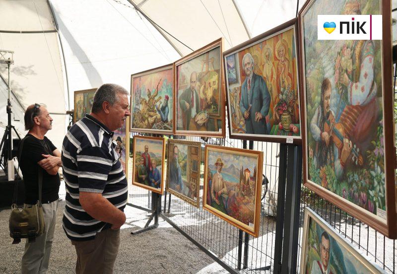 Люди Прикарпаття: на виставці художника Івана Гавриліва "Видатні постаті України" (ФОТО) 7 IMG 2759 2 scaled