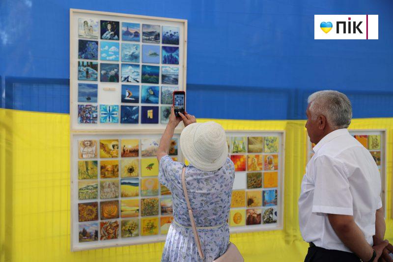 Люди Прикарпаття: благодійна виставка українських художників в Івано-Франківську (ФОТО) 13 IMG 2933 2 scaled