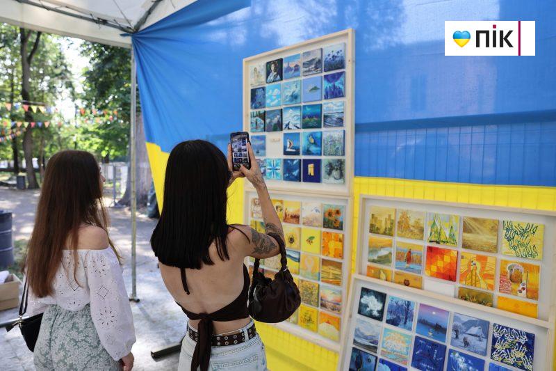 Люди Прикарпаття: благодійна виставка українських художників в Івано-Франківську (ФОТО) 8 IMG 2956 2 scaled