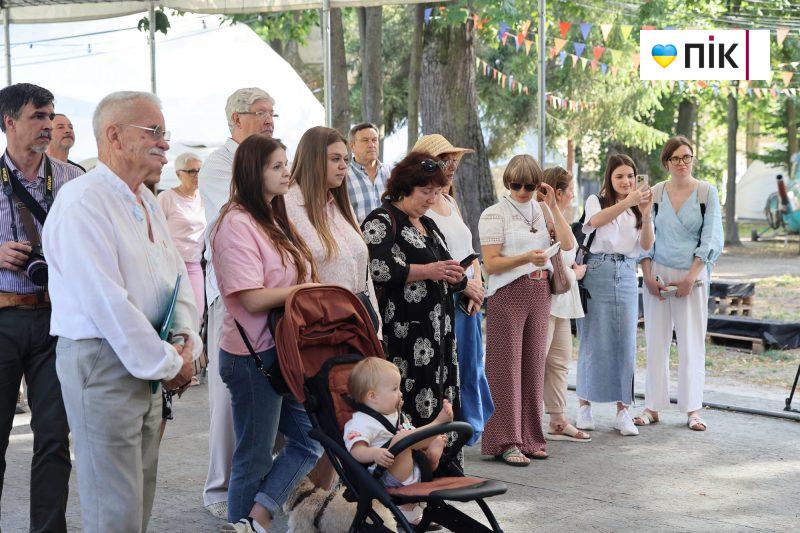 Люди Прикарпаття: благодійна виставка українських художників в Івано-Франківську (ФОТО) 16 IMG 2993 2 scaled