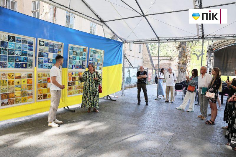 Люди Прикарпаття: благодійна виставка українських художників в Івано-Франківську (ФОТО) 6 IMG 3025 2 scaled