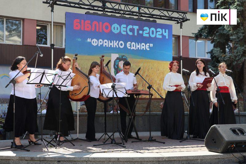 Люди Прикарпаття: на бібліофесті "Франко єднає" (ФОТО) 5 IMG 3154 2 scaled