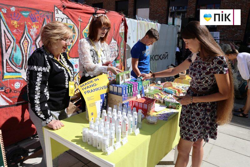 Ярмарок, музика та їжа: що цікавого відбувається на Благодійному фестивалі Незалежності (ФОТО) 4 IMG 3614 2 scaled