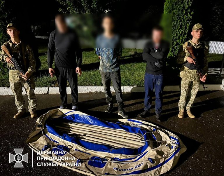 На Закарпатті затримали трьох чоловіків, які плили на гумових човнах до Угорщини 9 На Закарпатті затримали трьох чоловіків, які плили на гумових човнах до Угорщини