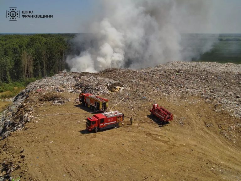 На Прикарпатті трапилася пожежа на сміттєзвалищі (ФОТО) 3 photo 5285135331823321489 w
