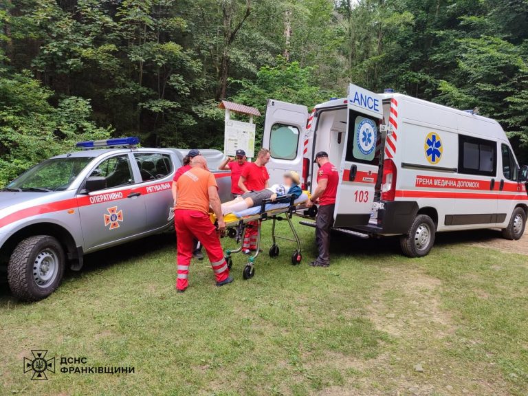 Туристки з Київщини та Великої Британії травмувалися на скелях Довбуша (ФОТО) 8 photo 5298562280058904349 w