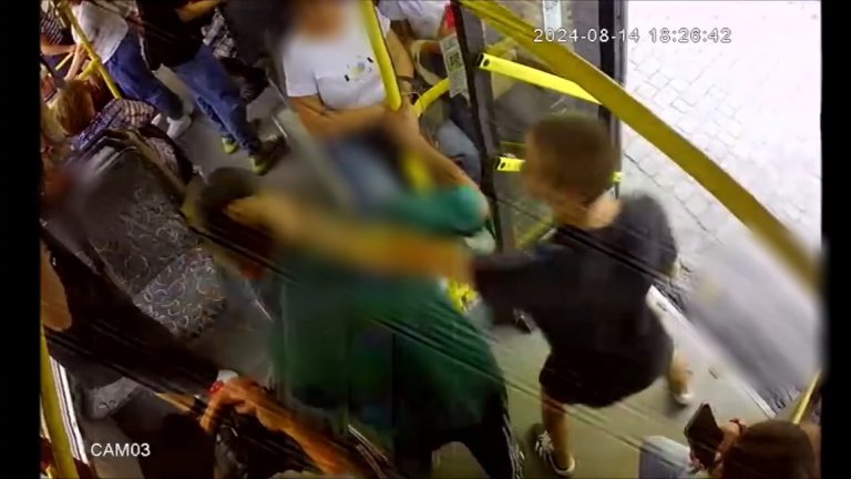 Курили в автобусі та вчинили бійку: франківські поліцейські відкрили кримінальне провадження 2 photo 5328055631501975097 w