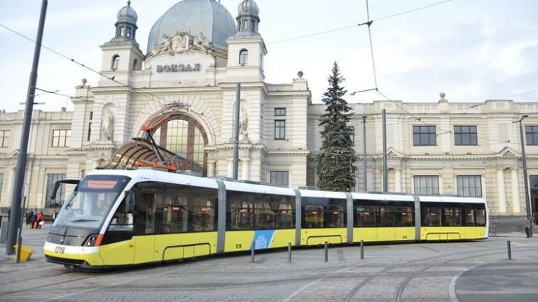 У Львові за валізу вищу 60 сантиметрів, яка «їде зайцем», можна отримати 300 гривень штрафу 9 У Львові за валізу вищу 60 сантиметрів, яка «їде зайцем», можна отримати 300 гривень штрафу