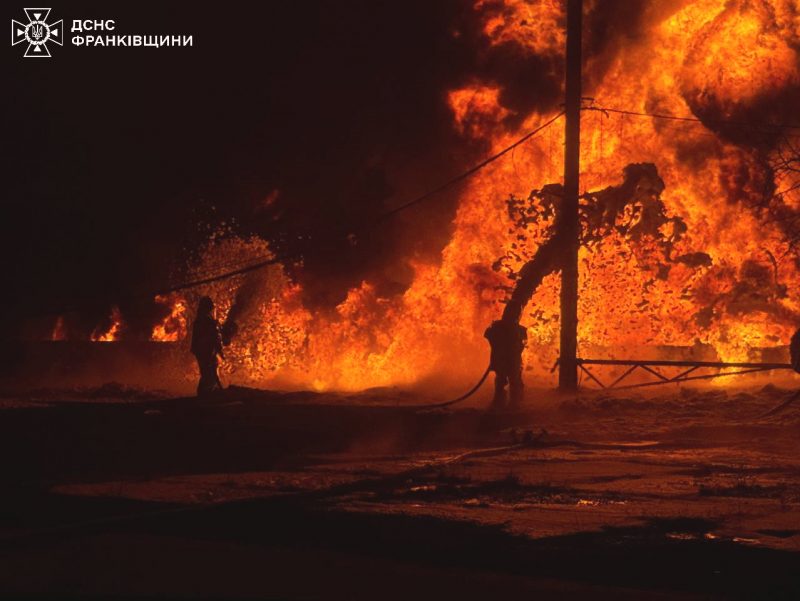 Ворожа атака на Франківщину: рятувальники ліквідували пожежу на підприємстві (ФОТО)