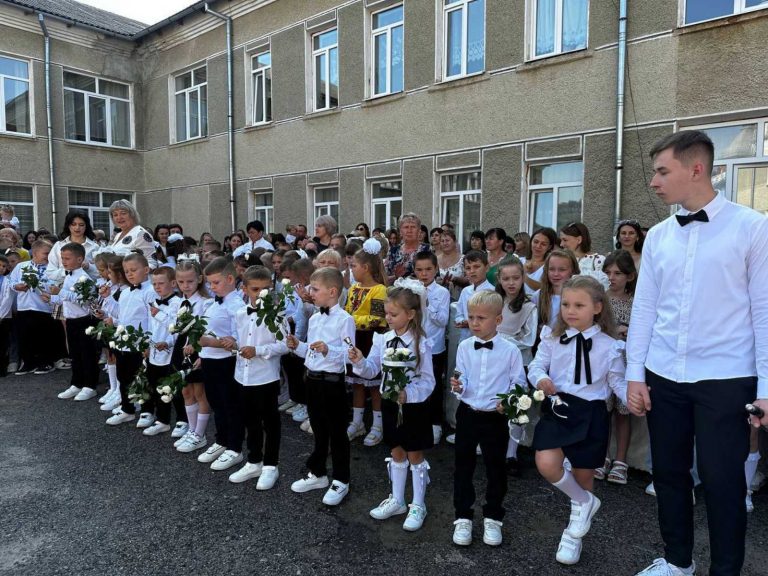 У Болехівській громаді вперше за парти сіли понад дві сотні першачків (ФОТО) 4 У Болехівській громаді вперше за парти сіли понад дві сотні першачків (ФОТО)