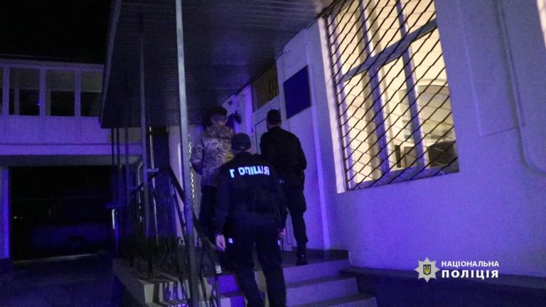 У Франківську затримали трьох чоловіків, які побили військового: причина конфлікту 8 У Франківську затримали трьох чоловіків, які побили військового: причина конфлікту