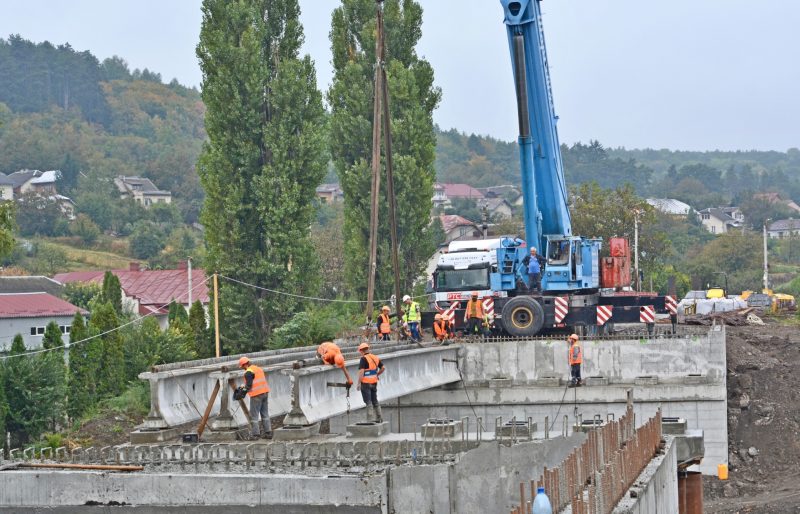 У Теребовлі на Тернопільщині ремонтують аварійний міст (ФОТО)