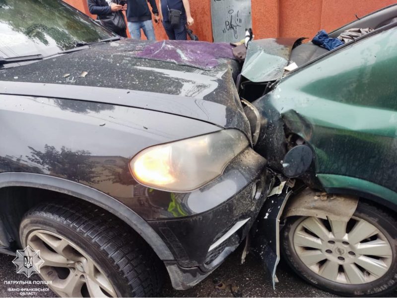 ДТП у Франківську: через водійку "Chevrolet" зіткнулися шість авто (ФОТО)