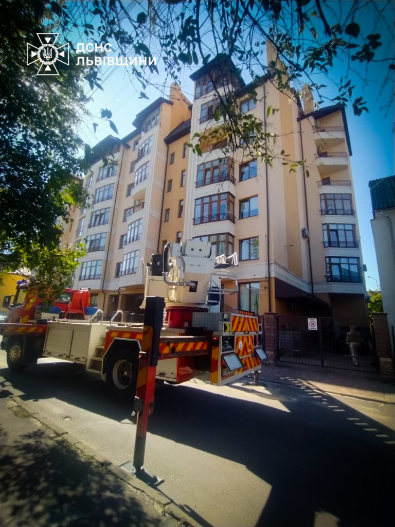 У Львові врятували бабусю, яку зачинила на балконі маленька дитина 9 460658635 853383570220512 6298504435891329619 n