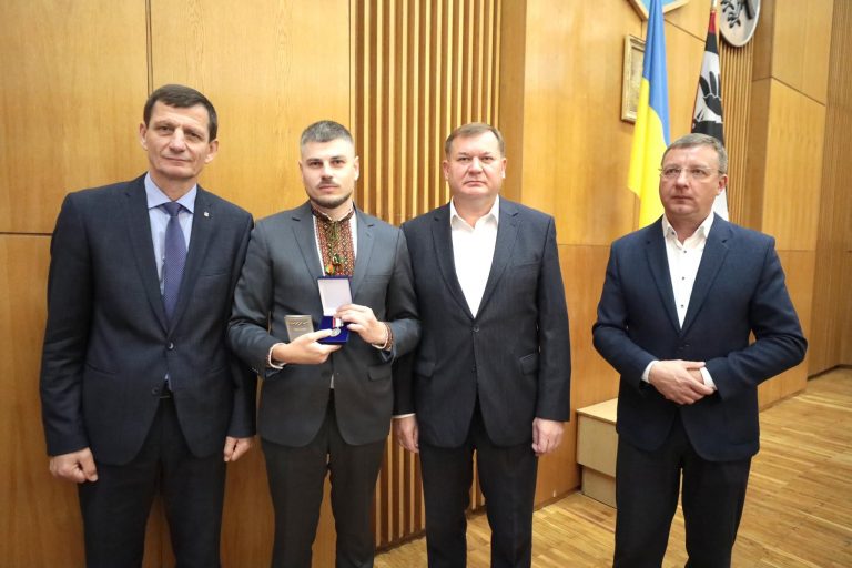 Волонтера з Бурштина Ігоря Харіва нагородили медаллю "Доблесть Прикарпаття" (ФОТО) 2 460800190 2213259649044345 2397988266749897816 n
