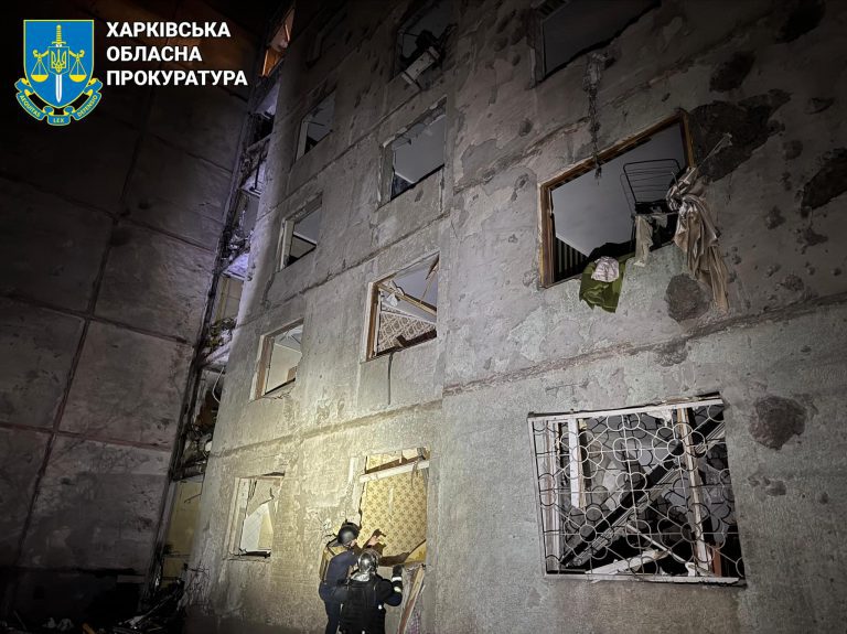 Росіяни поцілили КАБом біля багатоповерхівки у Харкові: 21 людина постраждала (ФОТО) 9 Росіяни поцілили КАБом біля багатоповерхівки у Харкові: 21 людина постраждала (ФОТО)