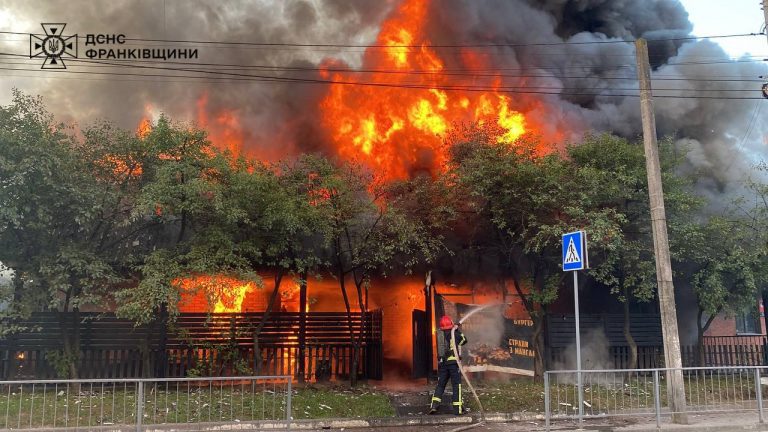 Пожежа пабу в Франківську: рятувальники запобігли можливому вибуху (ФОТО) 6 Пожежа пабу в Франківську: рятувальники запобігли можливому вибуху (ФОТО)