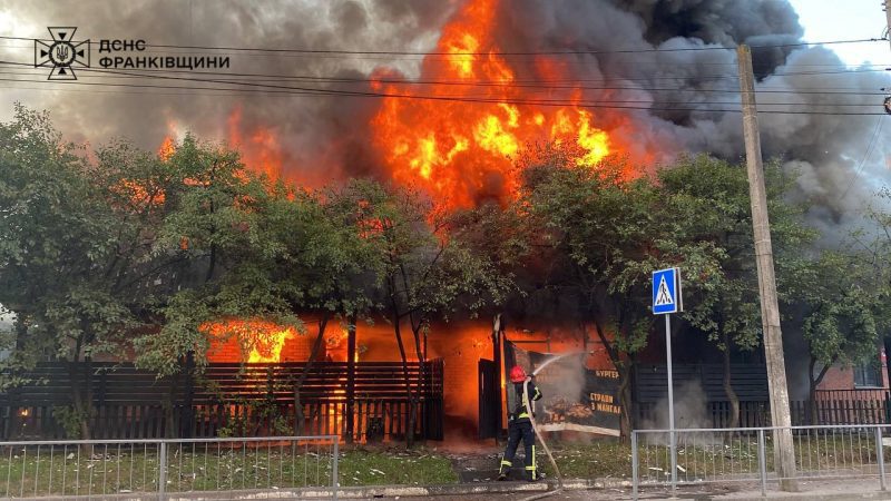 Пожежа пабу в Франківську: рятувальники запобігли можливому вибуху (ФОТО)