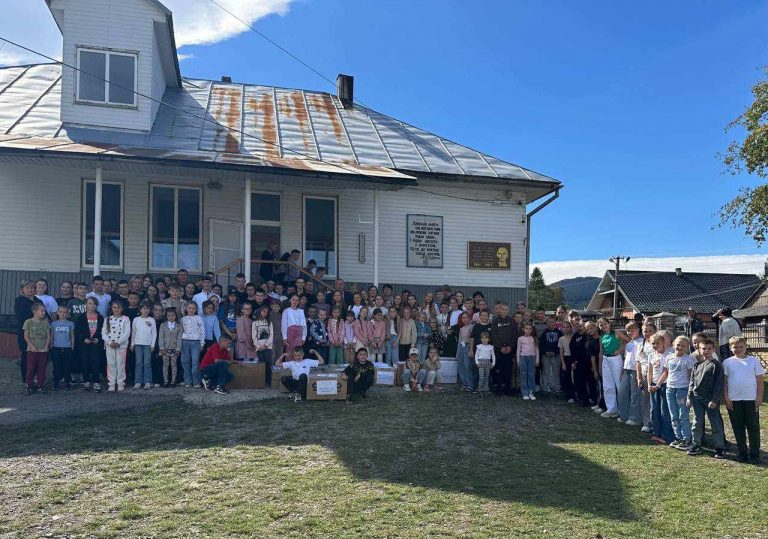 Школярі та вчителі Білоославського ліцею зібрали посилки для захисників на фронті (ФОТО) 1 461437646 1906444109875675 7559033772332505517 n