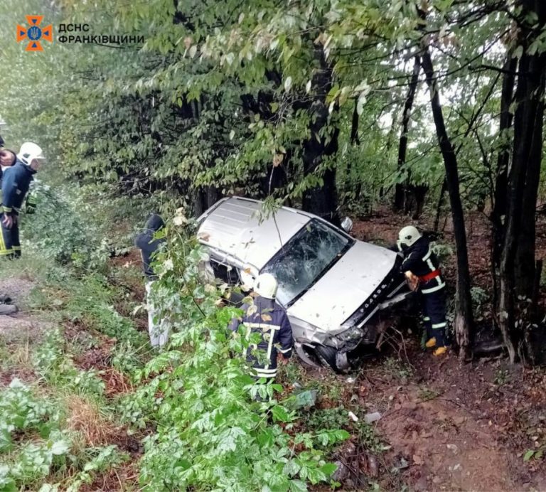 У Тязеві автівка з'їхала в кювет (ФОТО) 11 IMG 20240929 174902 682