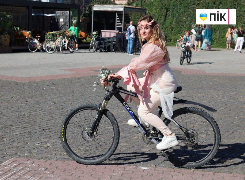 Феї, мавки, ельфійки: у Франківську відбувася 12-й велопарад дівчат (ФОТО) 7 IMG 8001 2 scaled