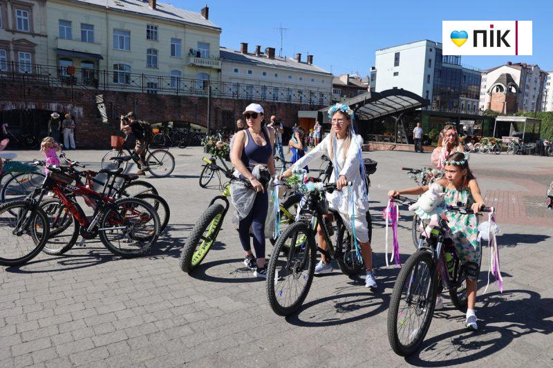 Феї, мавки, ельфійки: у Франківську відбувася 12-й велопарад дівчат (ФОТО) 11 IMG 8167 2 1 scaled