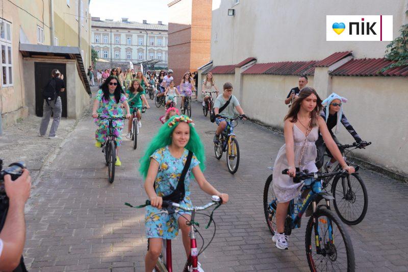 Феї, мавки, ельфійки: у Франківську відбувася 12-й велопарад дівчат (ФОТО) 23 IMG 8293 2 scaled