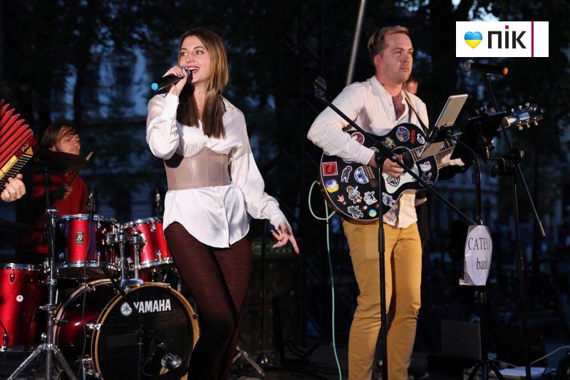 Люди Прикарпаття: на благодійному концерті "На шапку" у Франківську (ФОТО) 22 IMG 8647 11 scaled