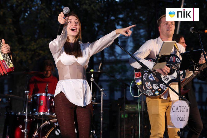 Люди Прикарпаття: на благодійному концерті "На шапку" у Франківську (ФОТО) 2 IMG 8647 12 scaled