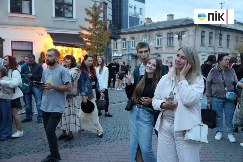 Люди Прикарпаття: на благодійному концерті "На шапку" у Франківську (ФОТО) 23 IMG 8647 13 scaled