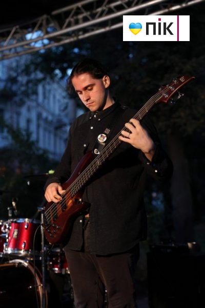 Люди Прикарпаття: на благодійному концерті "На шапку" у Франківську (ФОТО) 25 IMG 8647 15 scaled