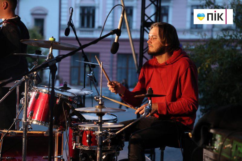 Люди Прикарпаття: на благодійному концерті "На шапку" у Франківську (ФОТО) 24 IMG 8647 16 scaled