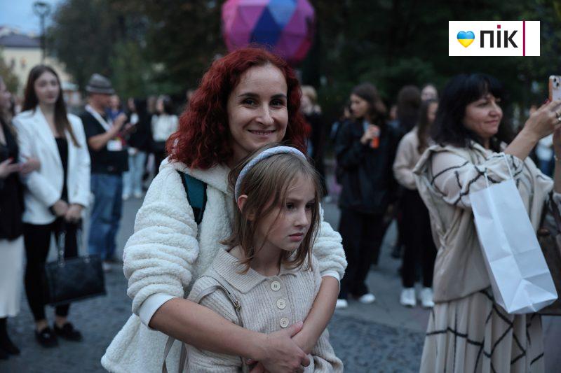 Люди Прикарпаття: на благодійному концерті "На шапку" у Франківську (ФОТО) 6 IMG 8647 17 scaled