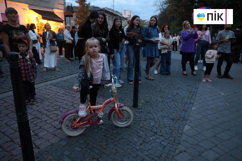 Люди Прикарпаття: на благодійному концерті "На шапку" у Франківську (ФОТО) 10 IMG 8647 26 scaled