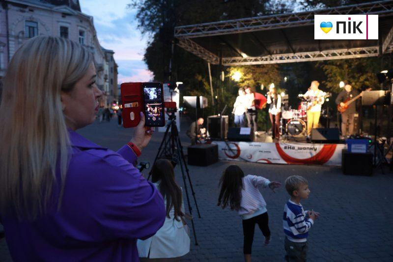 Люди Прикарпаття: на благодійному концерті "На шапку" у Франківську (ФОТО) 12 IMG 8647 29 scaled