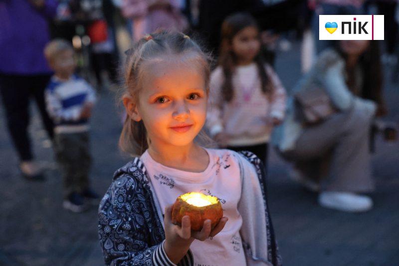 Люди Прикарпаття: на благодійному концерті "На шапку" у Франківську (ФОТО) 13 IMG 8647 30 scaled