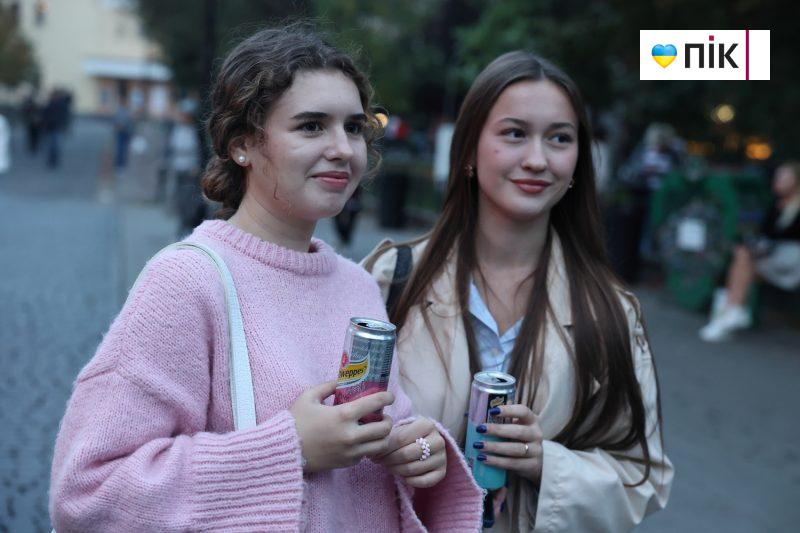 Люди Прикарпаття: на благодійному концерті "На шапку" у Франківську (ФОТО) 18 IMG 8647 7 scaled