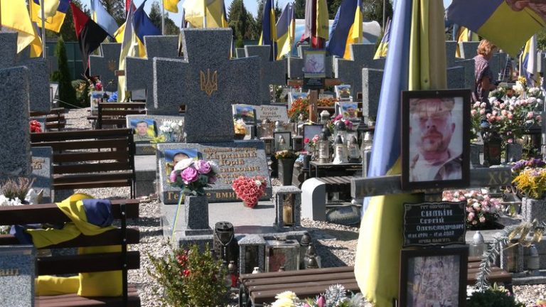 На кладовищі у Чукалівці на 15 пам'ятниках полеглих воїнів знайшли дефекти