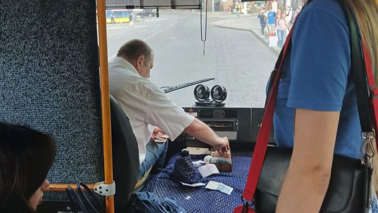 Мене вже нудить від тих посвідчень: у Франківську водій маршрутки образив матір полеглого воїна 5 Мене вже нудить від тих посвідчень: у Франківську водій маршрутки образив матір полеглого воїна