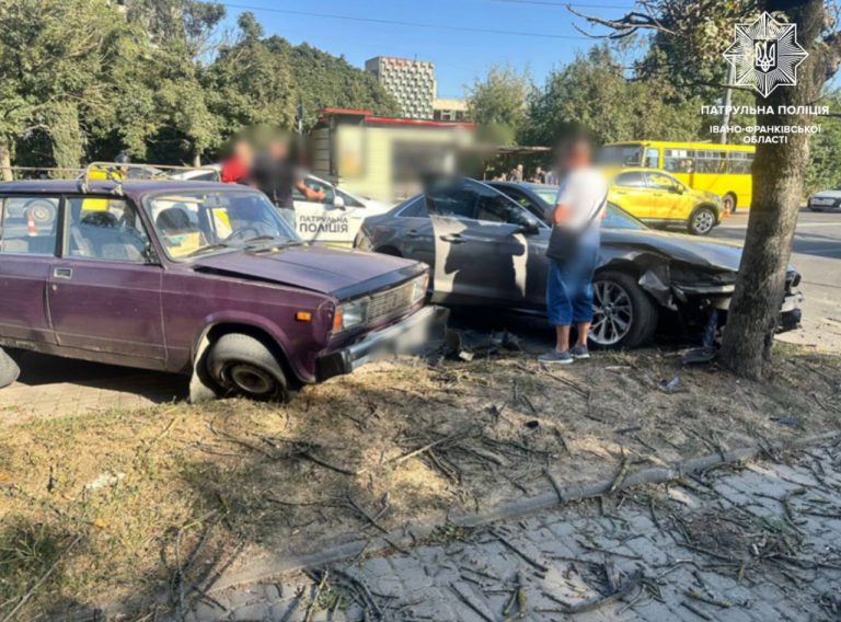 Автотроща у Франківську: зіштовхнулися три легковики (ФОТОФАКТ) 6 photo 2024 09 09 17 53 41