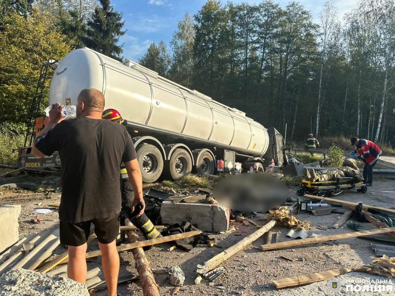 На Рівненщині автоцистерна врізалася у блокпост: загинув поліцейський, є травмовані (ФОТО) 3 photo 2024 09 28 12 05 43