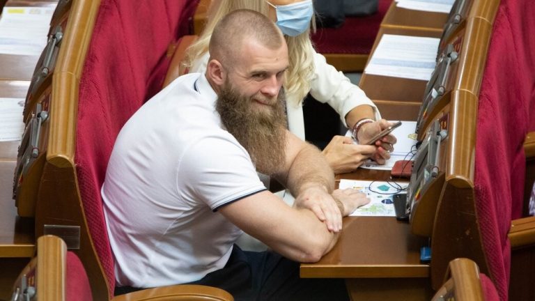 Нардеп-втікач Дмитрук продовжує працювати у Верховній Раді: голосував онлайн 12 Нардеп-втікач Дмитрук продовжує працювати у Верховній Раді: голосував онлайн