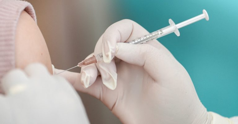 Українці зможуть робити щеплення проти грипу в аптеках: деталі 5 273840 vaccine reuters